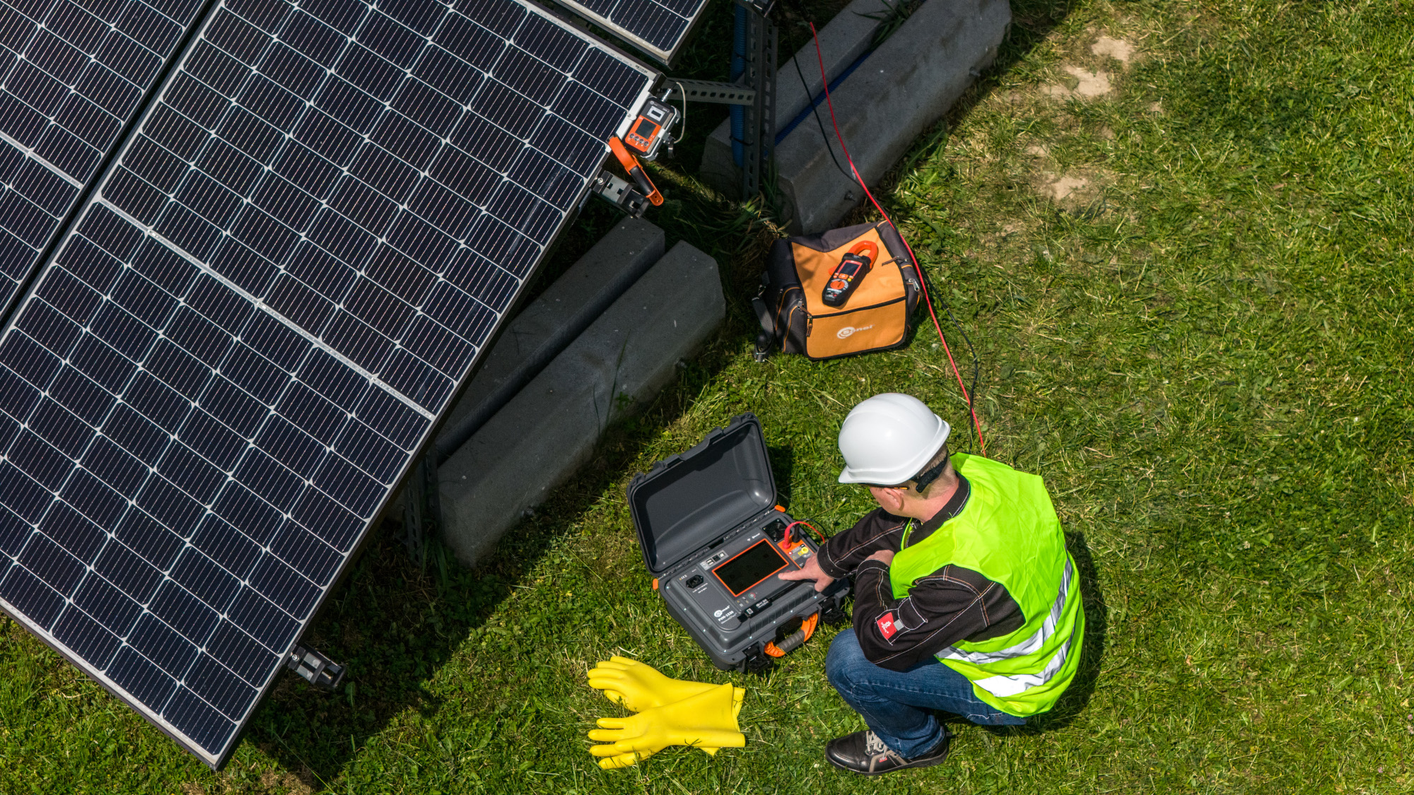 Mediciones profesionales en sistemas fotovoltaicos hasta 1500 V con el medidor Sonel PVM-1530 Pro